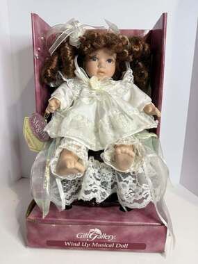 Vintage Dan Dee Gift Gallery Megan Wind Up Musical Porcelain Doll NIB New